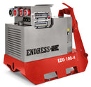 ENDRESS Zapfwellen-Generator 'EZG 100/4 II/TN-S in grau mit roten Kufen. Eine graue und 3 rote Steckdosen mit Abdeckungen sowie die Schutzschalter sind zu sehen.