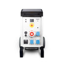 Weißer fahrbarer Energiespeicher 'ESS D 11/8' der Firma ENDRESS mit verschiedenen Steckdosen und einer digitalen Anzeige an der Vorderseite, einem Tragegriff an der Oberseite, zwei Standfüße und zwei Räder und einem ausziehbaren Handgriff an der Unterseite.